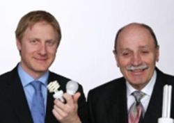 Martin Bachler (izquierda) y Alfred Wacker (derecha) enseñando Focos de ahorro de energía.